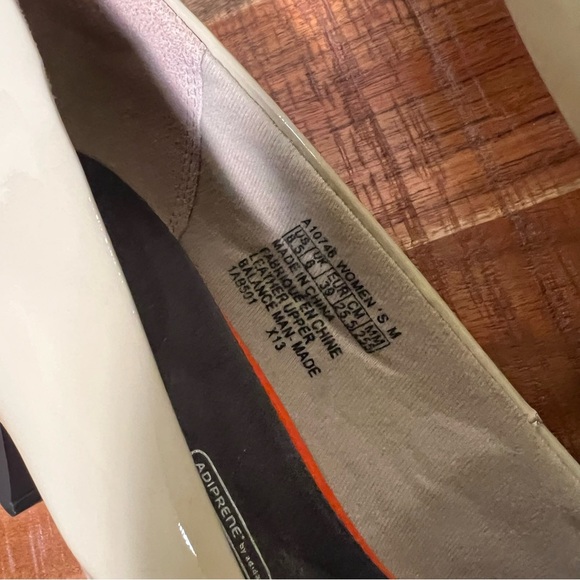 Rockport Elegant Beige Women's Heels, Size 8.5 - Picture 3 of 7